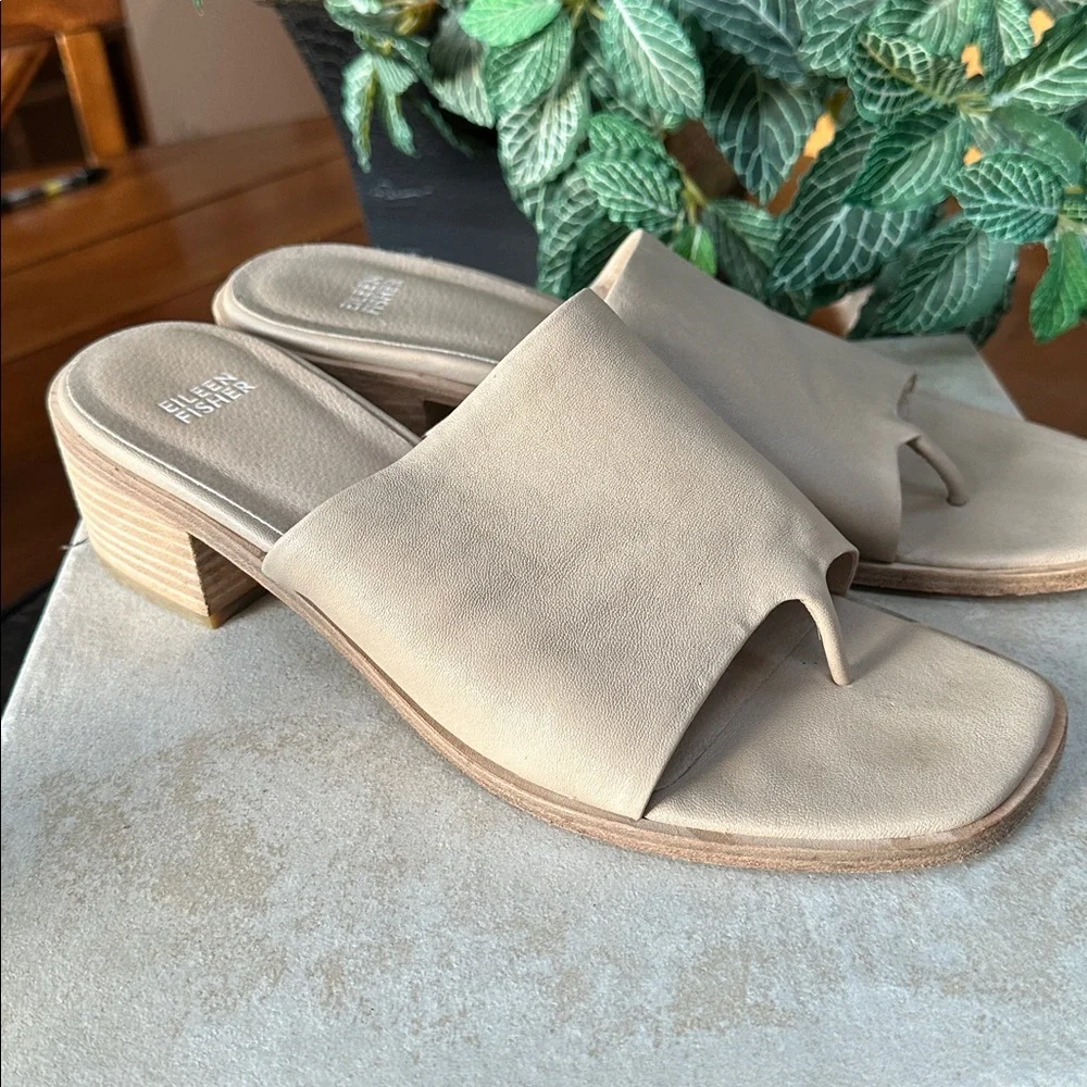 Eileen Fisher Beige Leather Slide Toe-Loop Sandals